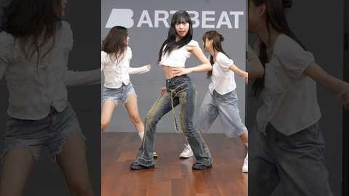 얼굴도 포인트❗️청바지도 포인트⁉️ #likeyoubetter #혜경 #Hyegyeong